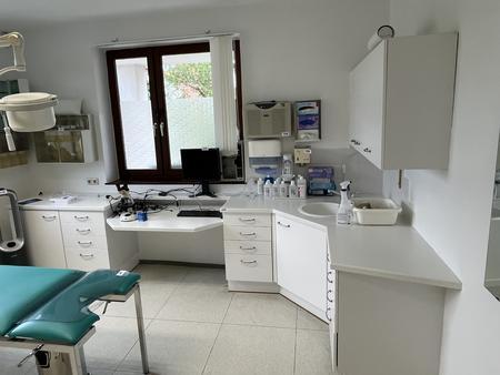 Medizinischer Ambulanzverbau 380 x 175 cm mit Hängeschränken, Unterbau mit Ladenelementelen, Spültischamatur und Spültisch Medizinischer Ambulanzverbau 380 x 175 cm mit Hängeschränken, Unterbau mit Ladenelementelen, Spültischamatur und Spültisch