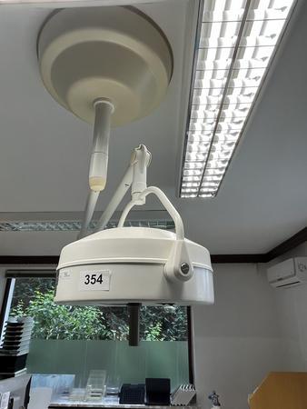 Triaflex Untersuchungsleuchte mit Deckenmontage für Diagnose Triaflex Untersuchungsleuchte mit Deckenmontage für Diagnose
