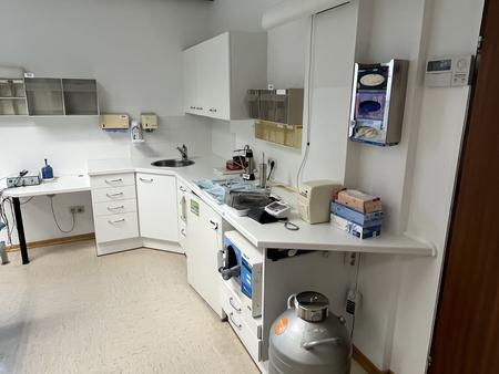 Medizinischer Ambulanzverbau ca. 290 x 140 cm mit Hängeschränken, Unterbau mit Ladenelementelen, Spültischamatur und Spültisch + einen Medizin-Kühlschrank mit Außenthermostat Medizinischer Ambulanzverbau ca. 290 x 140 cm mit Hängeschränken, Unterbau mit Ladenelementelen, Spültischamatur und Spültisch + einen Medizin-Kühlschrank mit Außenthermostat