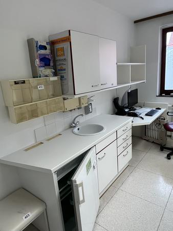 Medizinischer Ambulanzverbau ca. 300 x 80 cm mit Hängeschränken, Unterbau mit Ladenelementelen, Spültischamatur und Spültisch + einen Medizin-Kühlschrank mit Außenthermostat Medizinischer Ambulanzverbau ca. 300 x 80 cm mit Hängeschränken, Unterbau mit Ladenelementelen, Spültischamatur und Spültisch + einen Medizin-Kühlschrank mit Außenthermostat