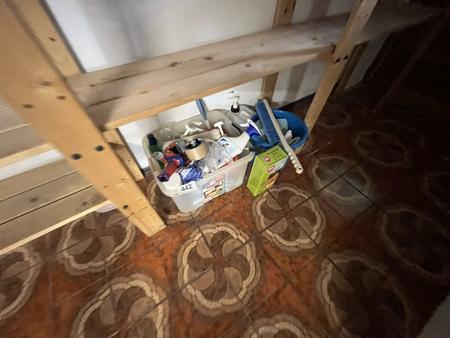 Konvolut Putzmittel, Klebebänder, usw. Konvolut Putzmittel, Klebebänder, usw.