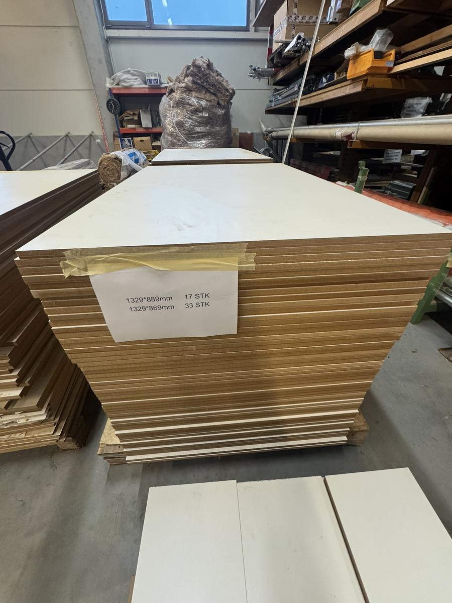 ca. 50 Stk. Palette MDF 16mm weiß ca. 1390x800