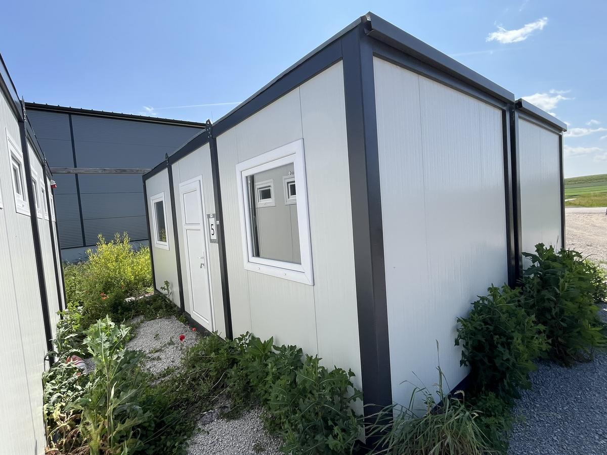 BÜROCONTAINER ca.600x240 cm 1 Außentüre, 2 Stk.PVC Fenster 100x100 cm ,PVC Boden,Elektroinstallation,RAL 7016/9002,neuwertig