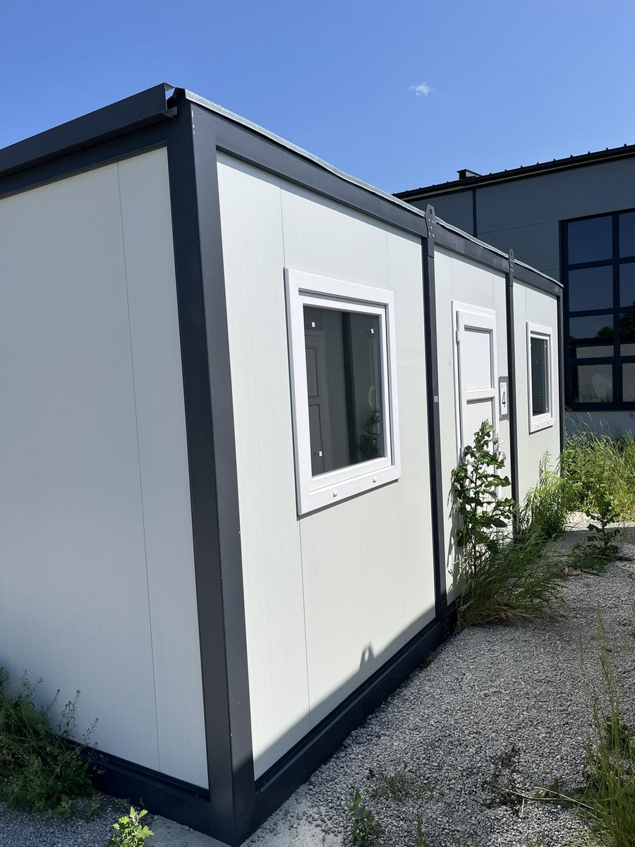 BÜROCONTAINER ca.600x240 cm 1 Außentüre, 2 Stk.PVC Fenster 100x100 cm ,PVC Boden,Elektroinstallation,RAL 7016/9002,neuwertig