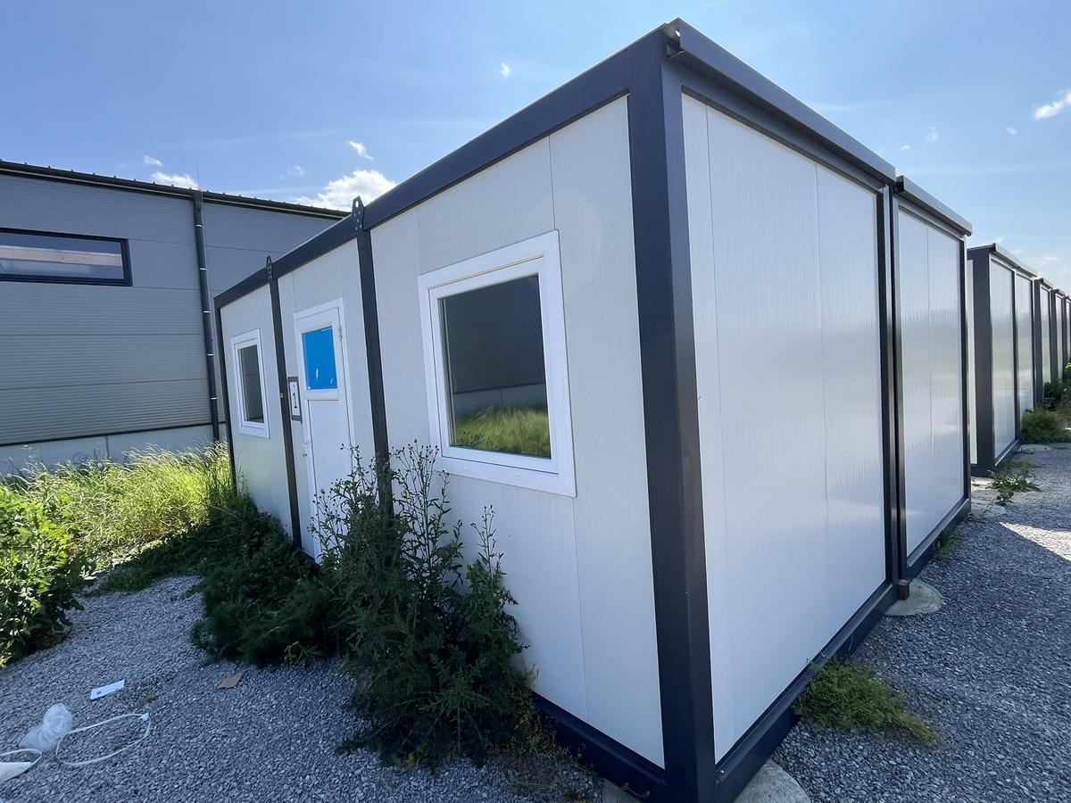 BÜROCONTAINER ca.600x240 cm 1 Außentüre, 2 Stk.PVC Fenster 100x100 cm ,PVC Boden,Elektroinstallation,RAL 7016/9002,neuwertig