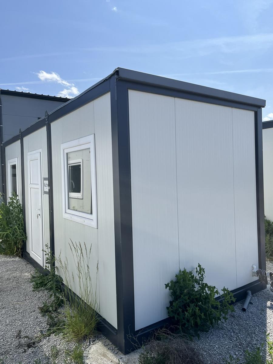 BÜROCONTAINER ca.600x240 cm 1 Außentüre, 2 Stk.PVC Fenster 100x100 cm ,PVC Boden,Elektroinstallation,RAL 7016/9002,neuwertig mit Küchenblock, Wasser/Abwasserzuleitung