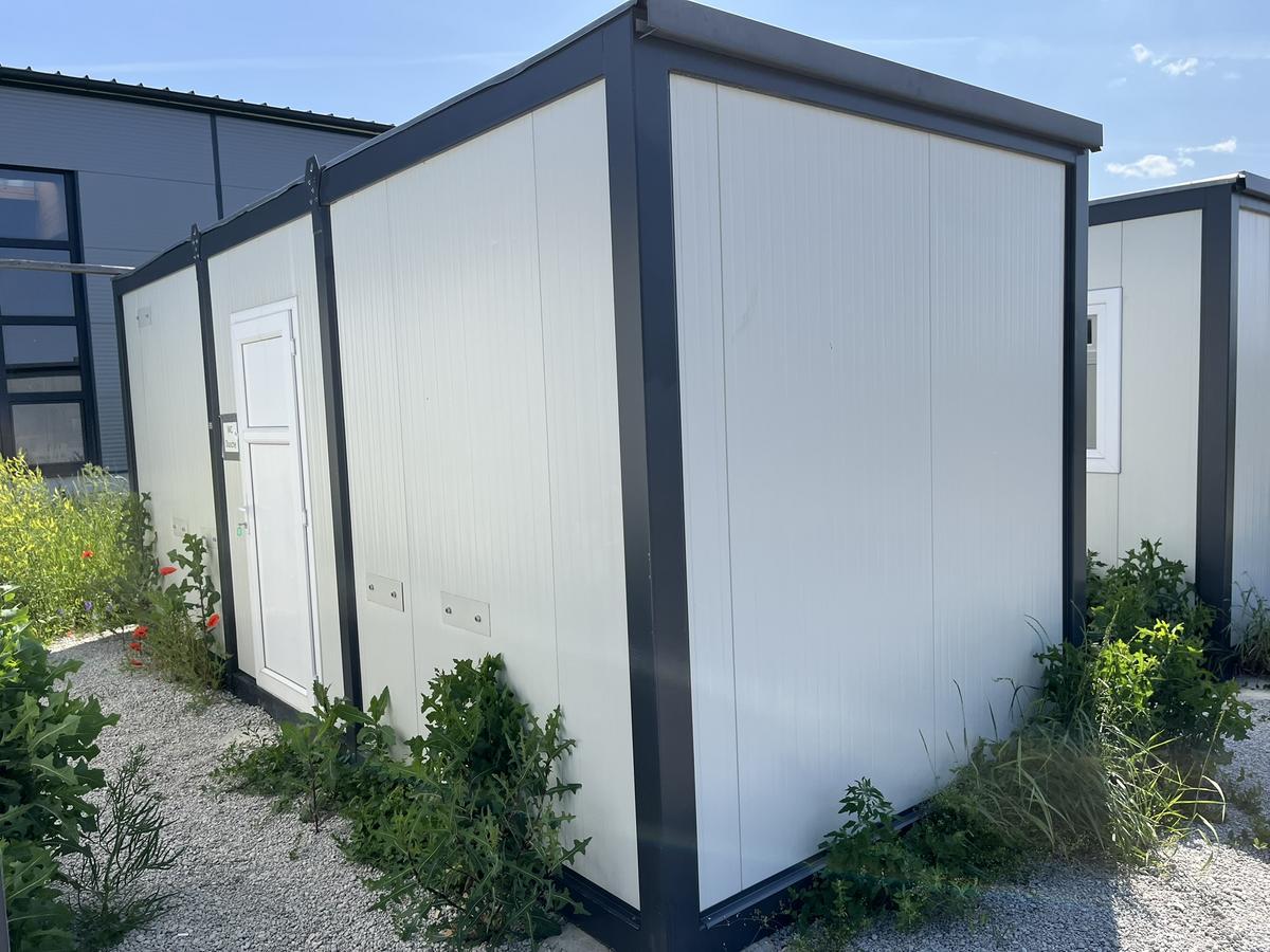 DUSCH-,WC CONTAINER ca.600x240 cm 1 Außentüre, 6 Kippfenster 40/60 cm , 3 WC Abteile,3 Duschabteile,Boiler, 4 Waschbecken,Wasser/Abwasserzuleitung