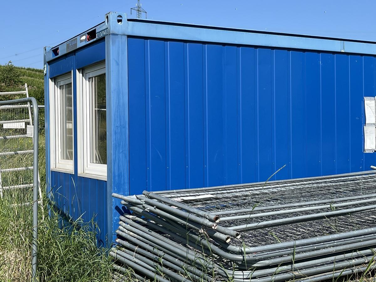 CONTAINEX Bürocontainer 6055/2435/2590 mm 2 PVC Fenster mit Rollo, 1 Außentüre,stapelbar,Kippfenster, Elektroinstallation ,