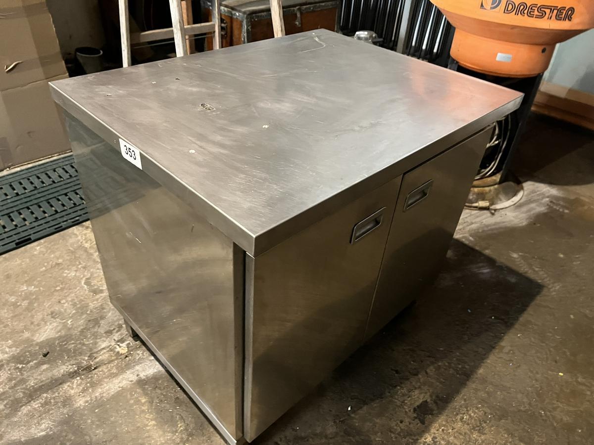 Edelstahl Schrank 900x700x820mm mit Doppeltüren und 3 Etagen?d=2025-06-18 11:58:18