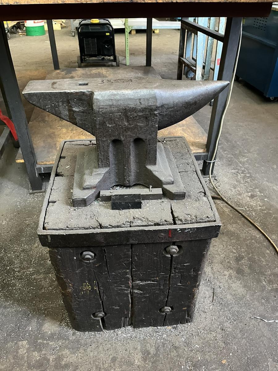 Amboss mit Unterbau?d=2025-06-18 12:14:57
