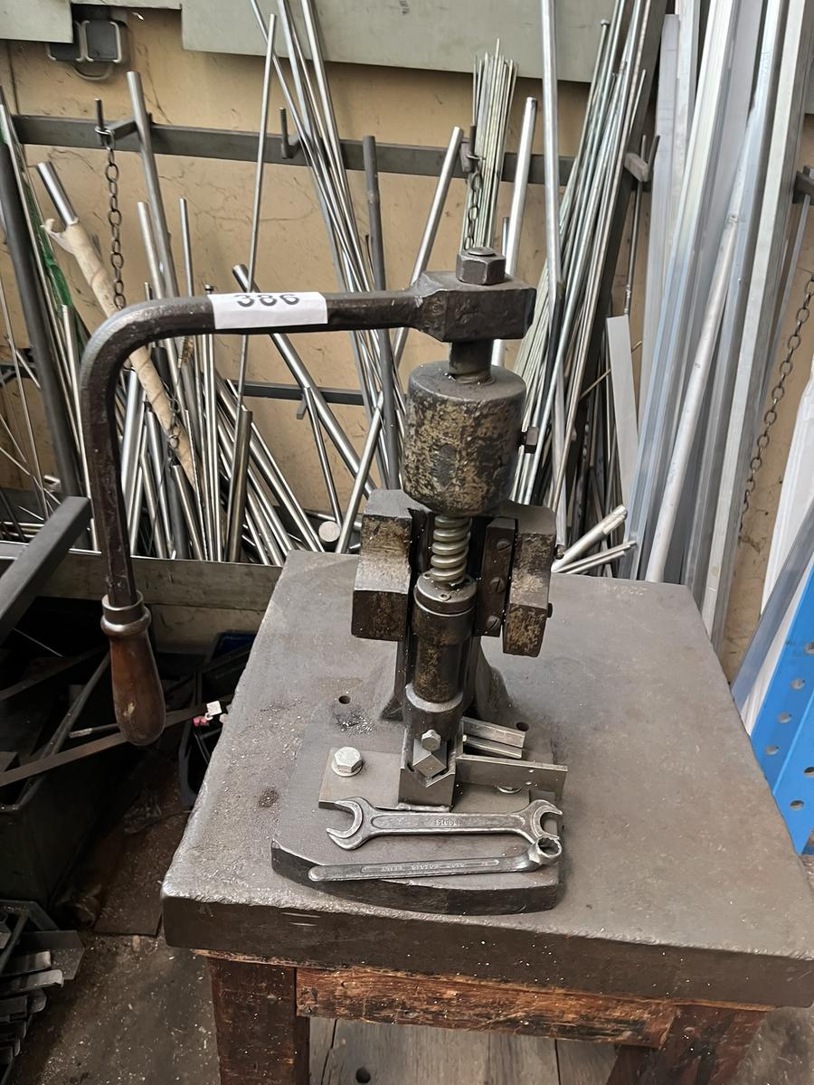 Spindelpresse mit Richtplatte, Stärke der Platte 8cm, Tischgröße 60x60cm