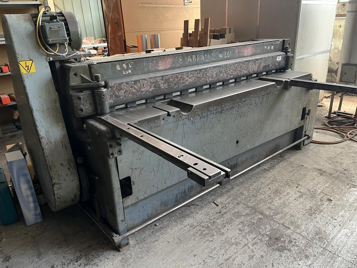 Blechschere, Schnittbreite 200cm, max. 4mm, elektromotorisch - Ausbringung ebenerdig problemlos möglich?d=2025-06-18 12:10:05