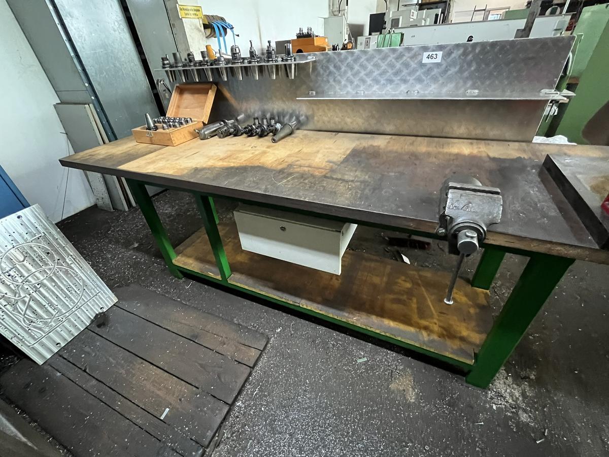 Werkbank mit Schraubstock, mit Mehrschichtplatte, 240x75x90cm, mit Alu - Riffelblechaufsatz, OHNE Werkzeug?d=2025-06-18 12:10:59