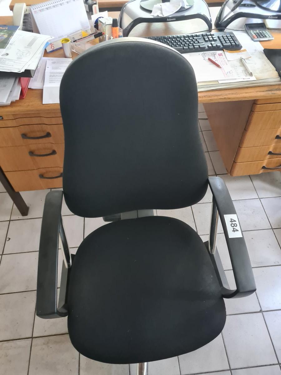 Bürodrehstuhl mit Armlehnen?d=2025-06-18 12:15:43