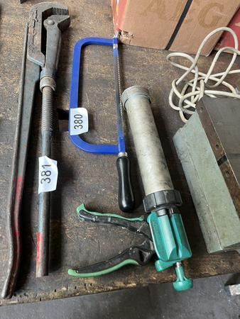 Kartuschenpresse und Handbügelsäge Kartuschenpresse und Handbügelsäge