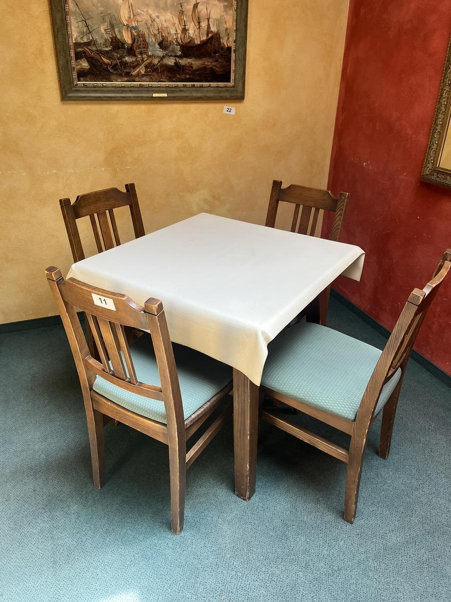 Gastrotisch Massivholz ca.80x80 cm  mit 4 Stück Stühlen
