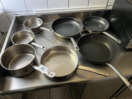div.Pfannen /Kochtöpfe kpl.Tischinhalt div.Pfannen /Kochtöpfe kpl.Tischinhalt