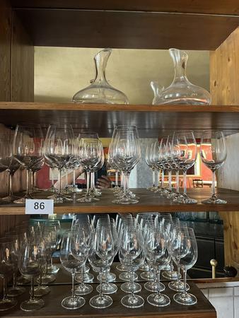 kompletter Regalinhalt Rotwein/Weißweingläser im Regal kompletter Regalinhalt Rotwein/Weißweingläser im Regal