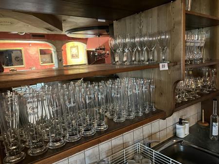 kompletter Regalinhalt an Biergläsern kompletter Regalinhalt an Biergläsern