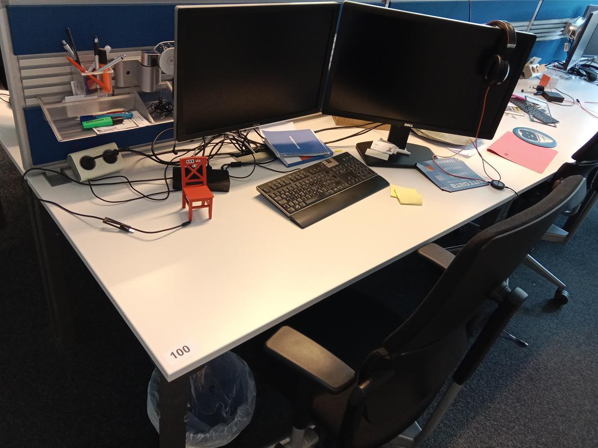 Steelcase Schreibtisch 120/80 cm mit Rückwand