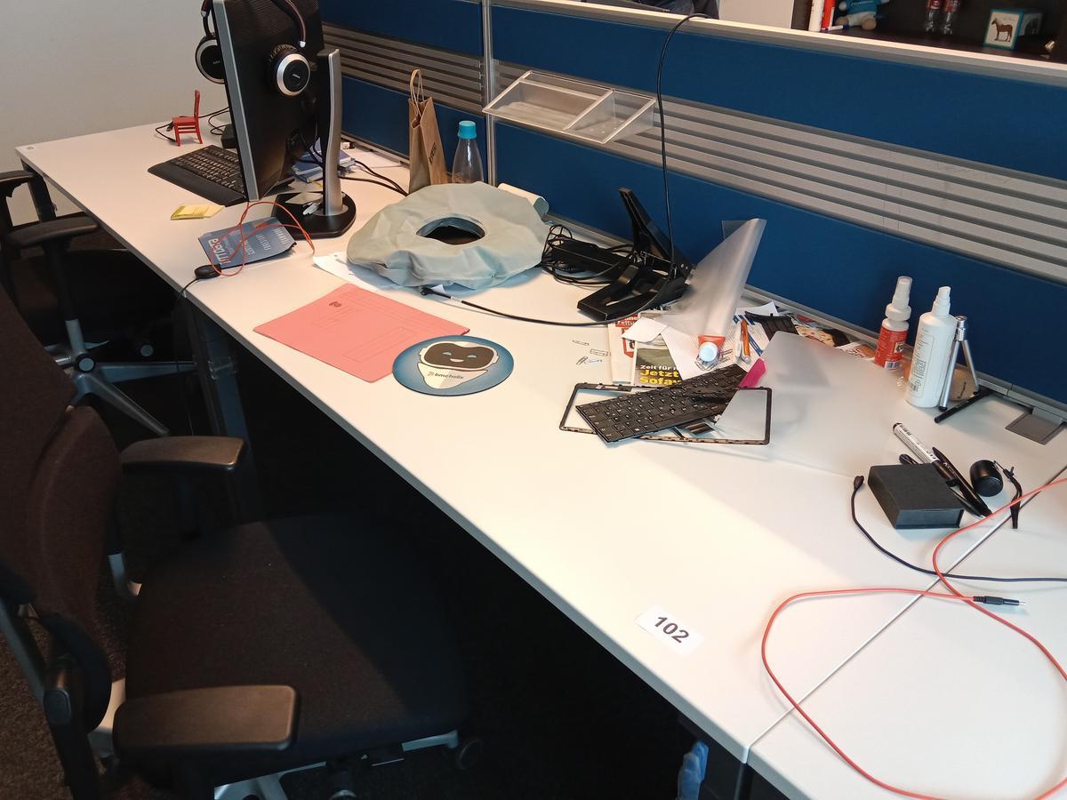 Steelcase Schreibtisch 120/80 cm mit Rückwand