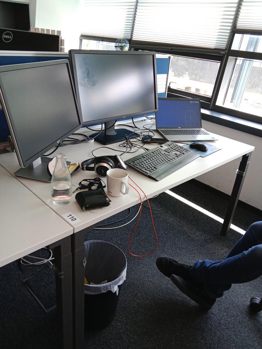 Steelcase Schreibtisch 120/80 cm mit Rückwand