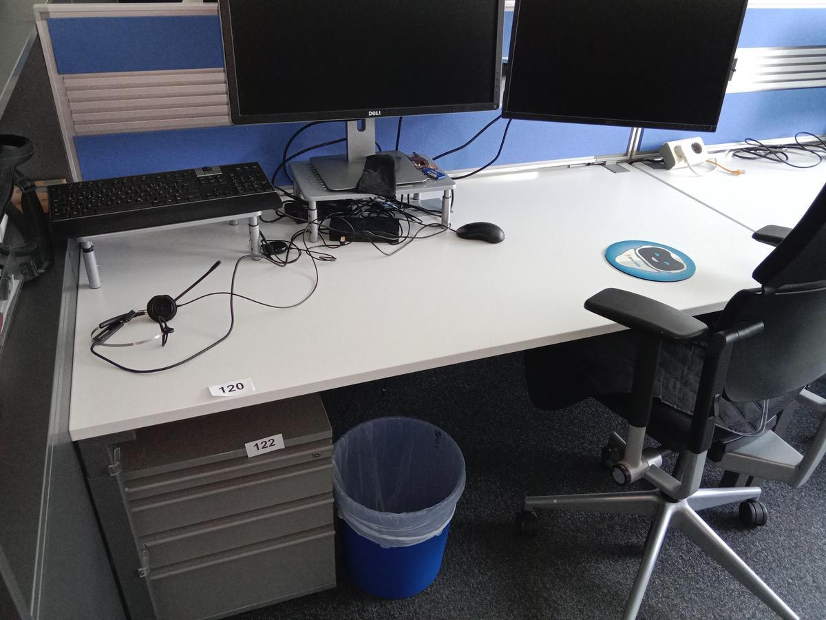 Steelcase Schreibtisch 160/80 cm mit Trennwand