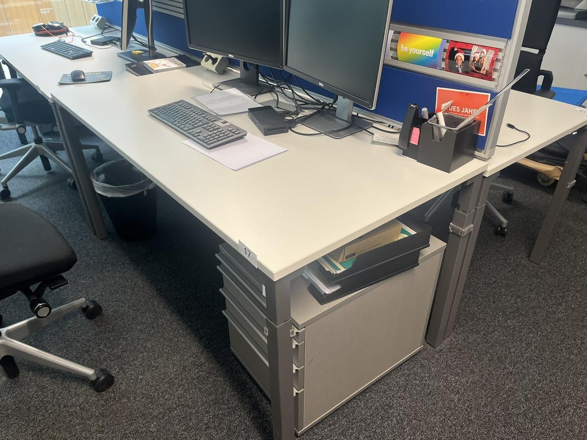 Steelcase Schreibtisch 160/80 cm mit Trennwand