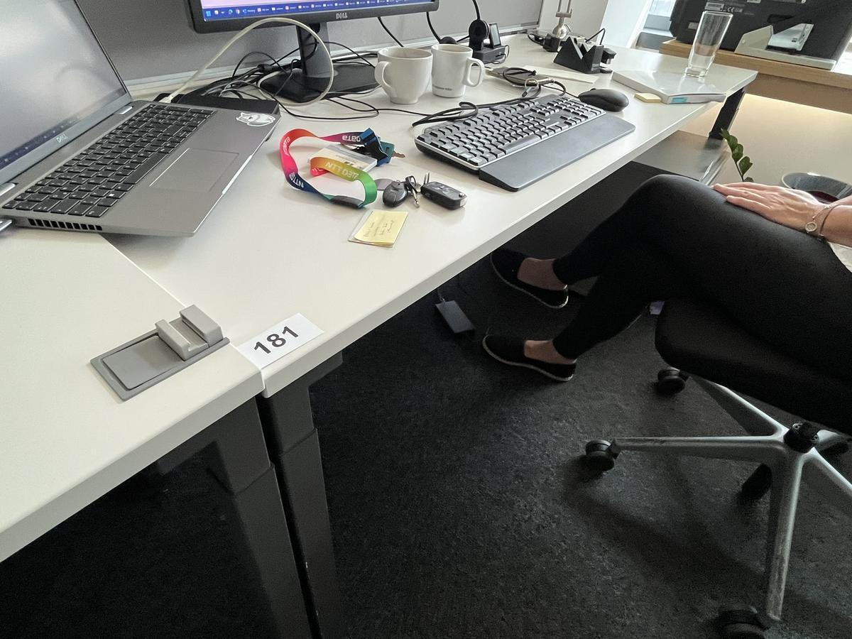 Steelcase Schreibtisch 180/80 cm mit Rückwand