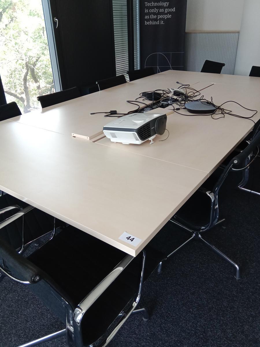 Besprechungstischgruppe 420/160 cm mit EDV Klappe