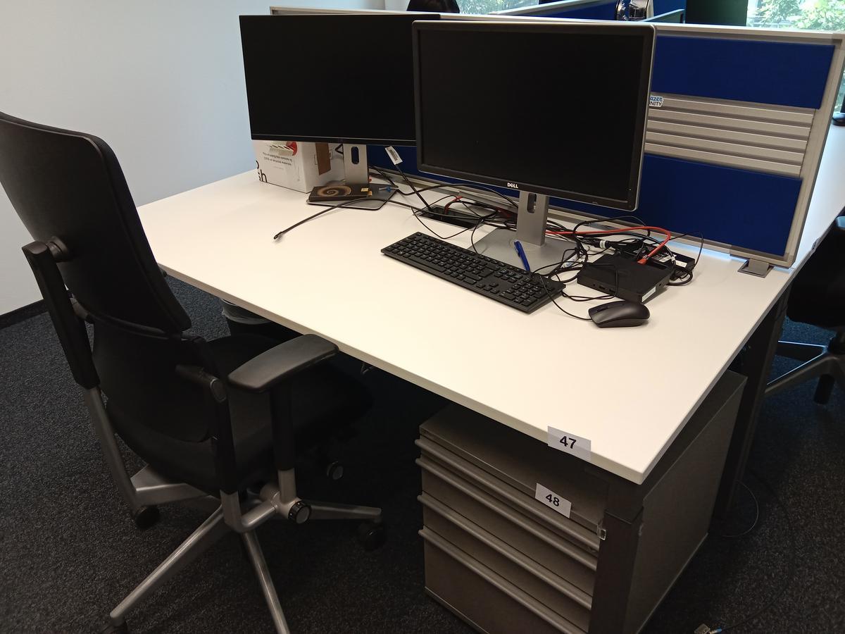 Steelcase Schreibtisch ca. 160/80 cm mit Rückwand