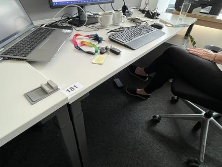 Steelcase Schreibtisch 180/80 cm mit Rückwand