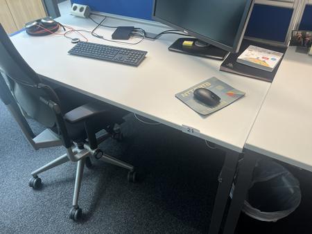 Steelcase Schreibtisch 160/80 cm mit Trennwand