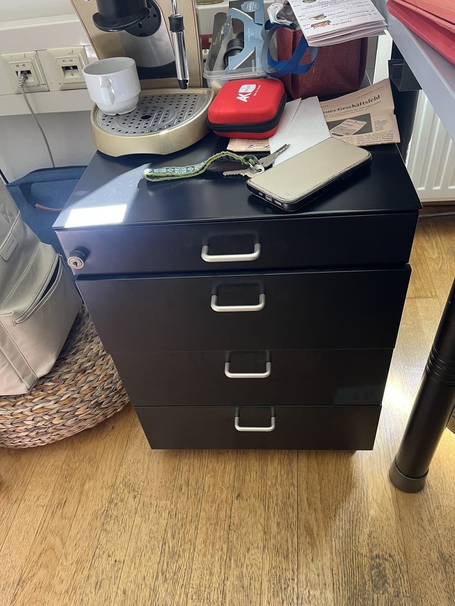 Rollcontainer?d=2025-06-16 19:38:53