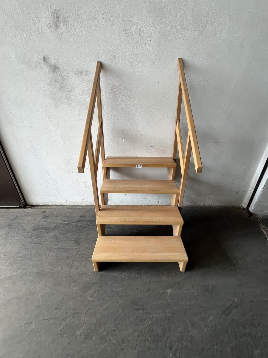 Holzstiege, 4stufig, mit Geländer, ca. 85x100x80cm ohne Geländer