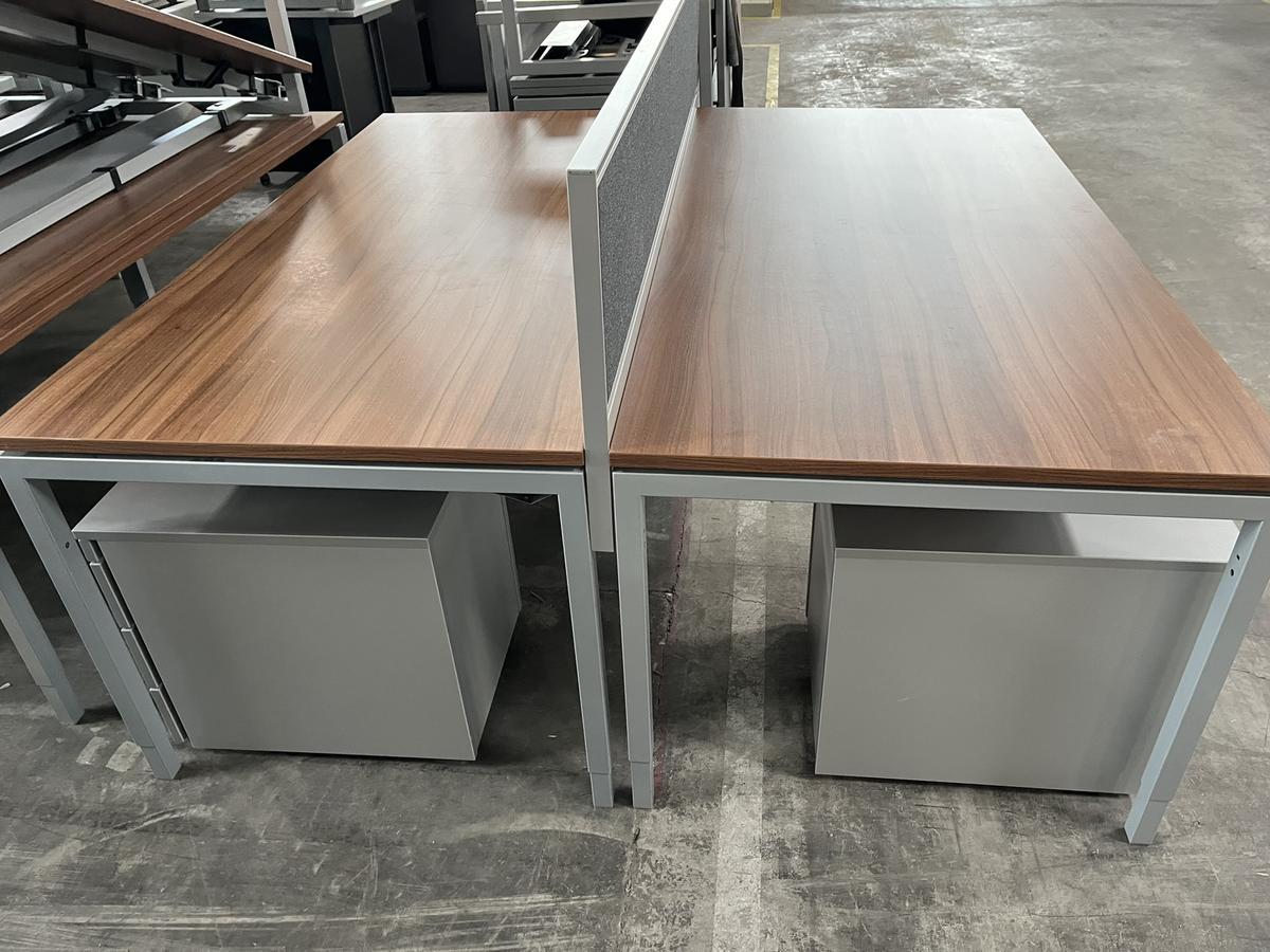 Doppelarbeitsplatz mit Trennwand, 2 Stk. Tische je 180x90cm, Nuss, Rahmen silber