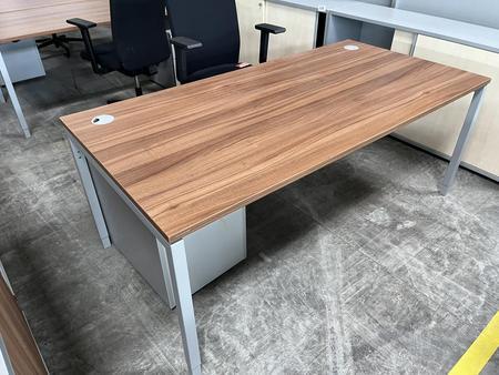 Neudörfler Schreibtisch, 180x90cm, Nuss, Rahmen silber Neudörfler Schreibtisch, 180x90cm, Nuss, Rahmen silber