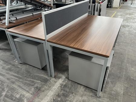 Doppelarbeitsplatz mit Trennwand, 2 Stk. Tische je 180x90cm, Nuss, Rahmen silber Doppelarbeitsplatz mit Trennwand, 2 Stk. Tische je 180x90cm, Nuss, Rahmen silber