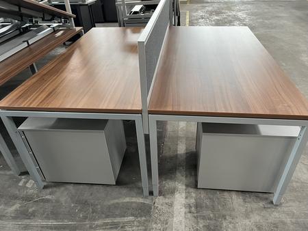 Doppelarbeitsplatz mit Trennwand, 2 Stk. Tische je 180x90cm, Nuss, Rahmen silber Doppelarbeitsplatz mit Trennwand, 2 Stk. Tische je 180x90cm, Nuss, Rahmen silber
