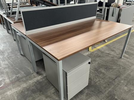 Doppelarbeitsplatz mit Trennwand, 2 Stk. Tische je 180x90cm, Nuss, Rahmen silber Doppelarbeitsplatz mit Trennwand, 2 Stk. Tische je 180x90cm, Nuss, Rahmen silber