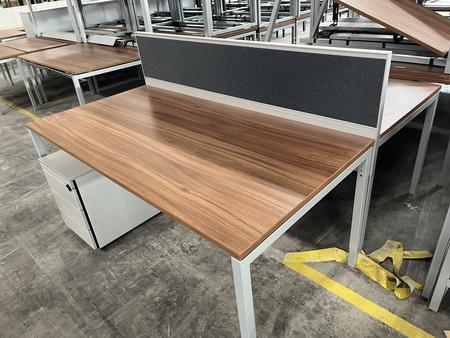 Doppelarbeitsplatz mit Trennwand, 2 Stk. Tische je 180x90cm, Nuss, Rahmen silber Doppelarbeitsplatz mit Trennwand, 2 Stk. Tische je 180x90cm, Nuss, Rahmen silber