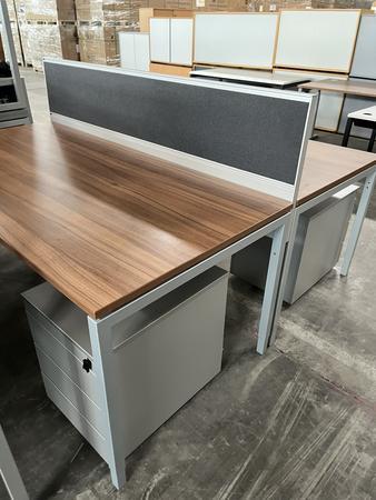 Doppelarbeitsplatz mit Trennwand, 2 Stk. Tische je 180x90cm, Nuss, Rahmen silber Doppelarbeitsplatz mit Trennwand, 2 Stk. Tische je 180x90cm, Nuss, Rahmen silber