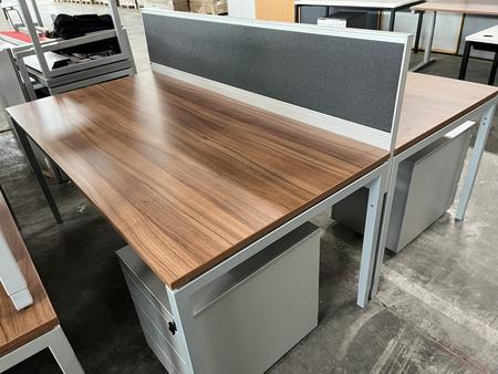 Doppelarbeitsplatz mit Trennwand, 2 Stk. Tische je 180x90cm, Nuss, Rahmen silber Doppelarbeitsplatz mit Trennwand, 2 Stk. Tische je 180x90cm, Nuss, Rahmen silber