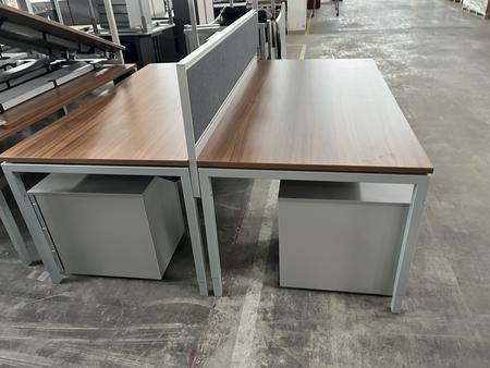 Doppelarbeitsplatz mit Trennwand, 2 Stk. Tische je 180x90cm, Nuss, Rahmen silber Doppelarbeitsplatz mit Trennwand, 2 Stk. Tische je 180x90cm, Nuss, Rahmen silber