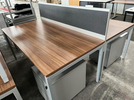 Doppelarbeitsplatz mit Trennwand, 2 Stk. Tische je 180x90cm, Nuss, Rahmen silber Doppelarbeitsplatz mit Trennwand, 2 Stk. Tische je 180x90cm, Nuss, Rahmen silber