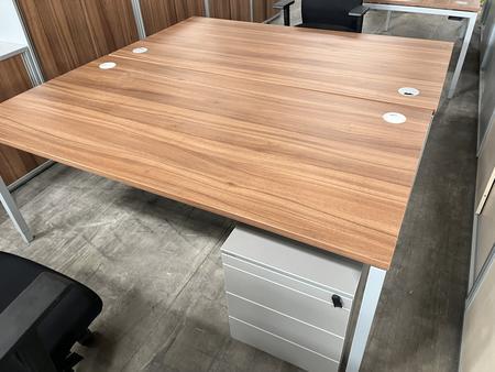 Doppelarbeitsplatz bestehend aus 2 Stk. Tischen, je 180x90cm, Nuss, Rahmen silber Doppelarbeitsplatz bestehend aus 2 Stk. Tischen, je 180x90cm, Nuss, Rahmen silber