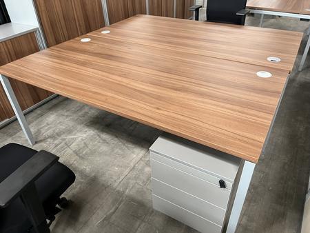Doppelarbeitsplatz bestehend aus 2 Stk. Tischen, je 180x90cm, Nuss, Rahmen silber Doppelarbeitsplatz bestehend aus 2 Stk. Tischen, je 180x90cm, Nuss, Rahmen silber