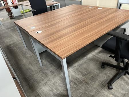 Doppelarbeitsplatz bestehend aus 2 Stk. Tischen, je 180x90cm, Nuss, Rahmen silber Doppelarbeitsplatz bestehend aus 2 Stk. Tischen, je 180x90cm, Nuss, Rahmen silber