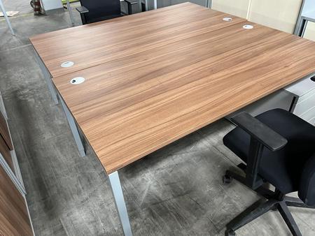 Doppelarbeitsplatz bestehend aus 2 Stk. Tischen, je 180x90cm, Nuss, Rahmen silber Doppelarbeitsplatz bestehend aus 2 Stk. Tischen, je 180x90cm, Nuss, Rahmen silber