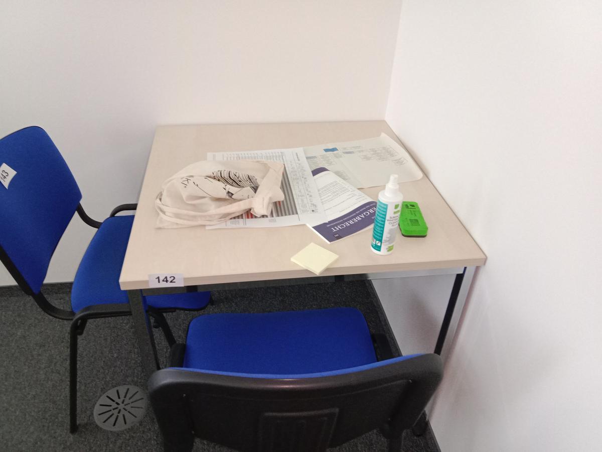 Besprechungstisch ca.80/80 cm?d=2025-06-27 20:59:35